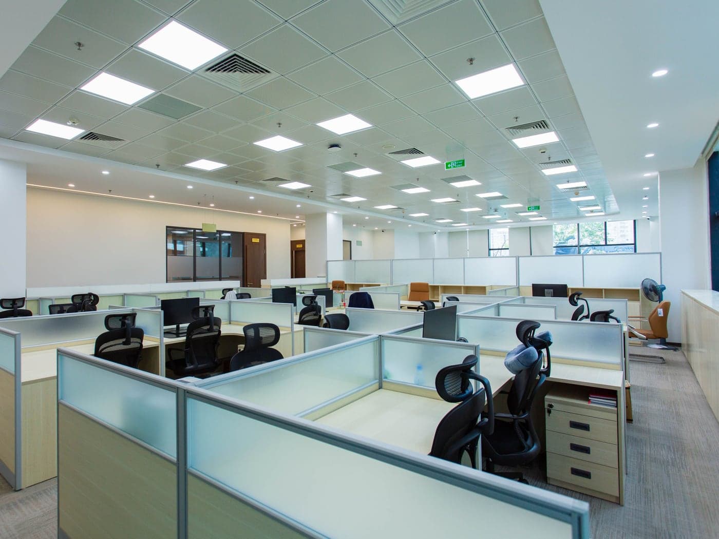 Plateau de bureaux nettoyé après intervention