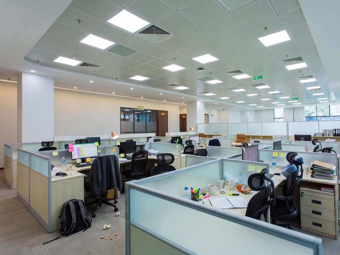 Plateau de bureaux encombré avant nettoyage