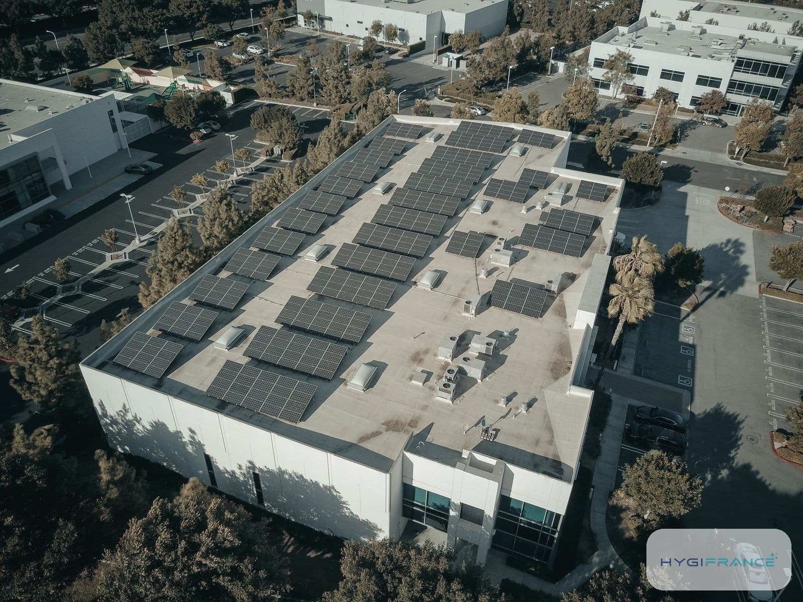 Nettoyage de panneaux solaires sur un toit