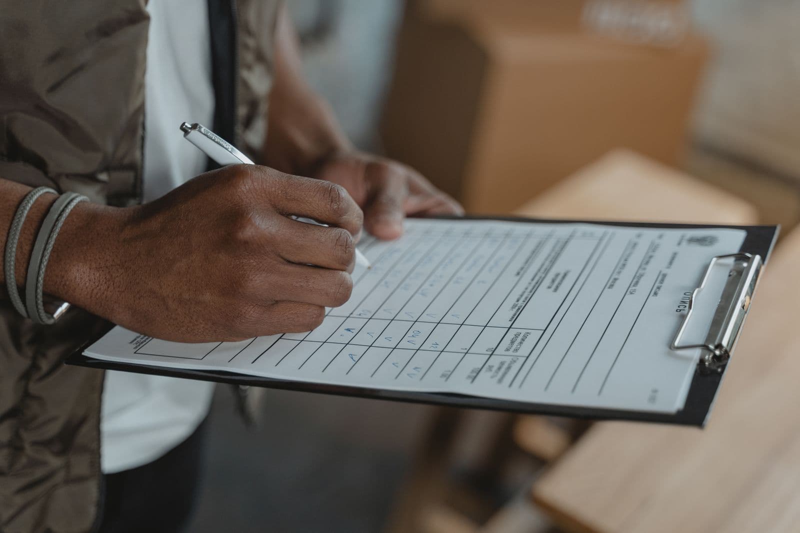 Personne remplissant un dossier d'assurance