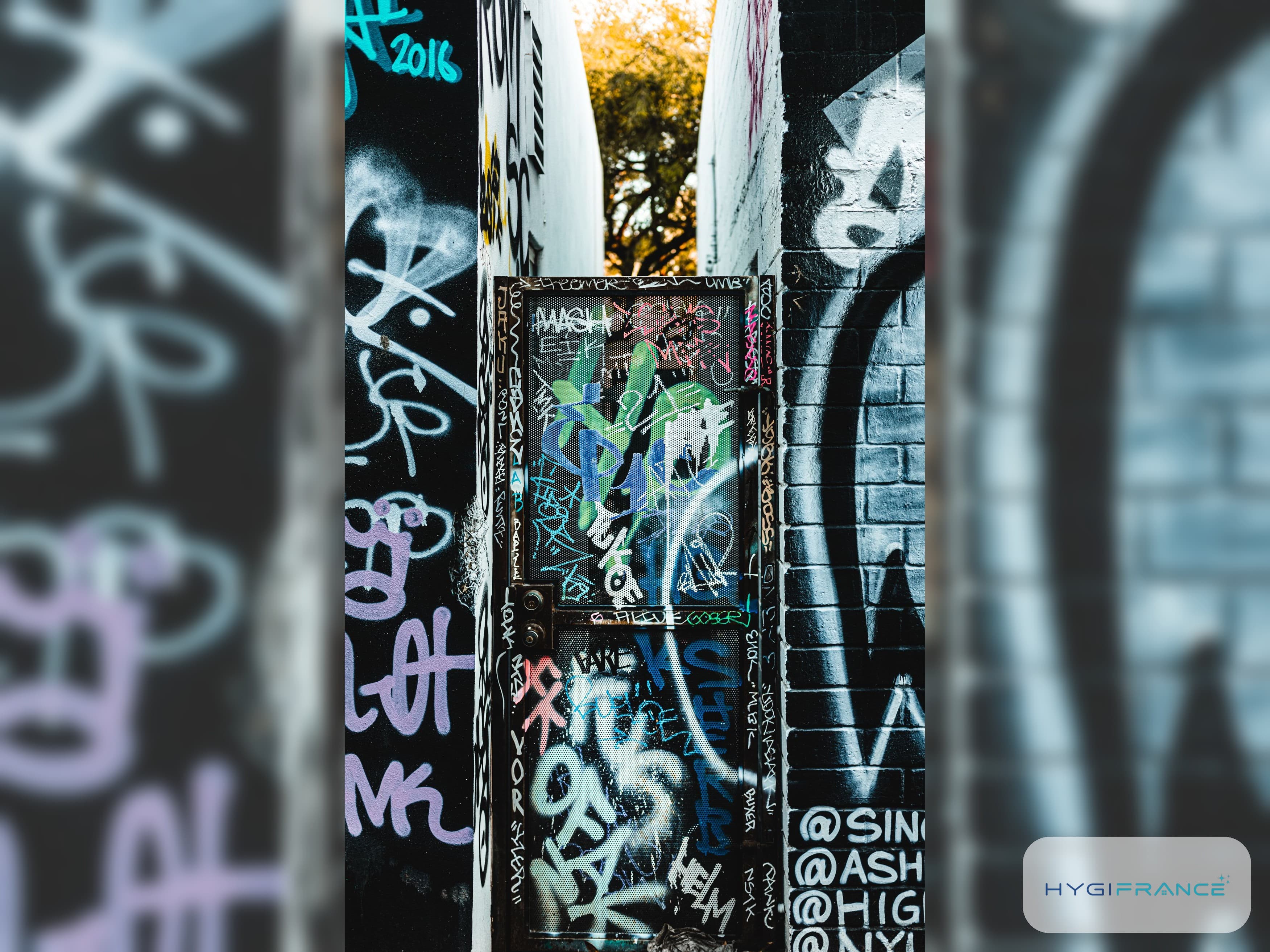 Mur couvert de graffitis à effacer