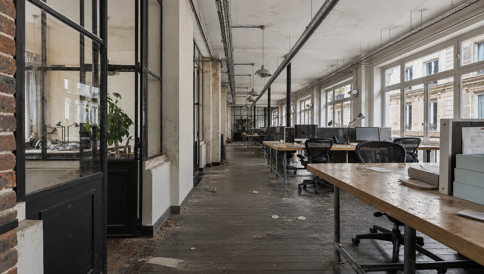 Plateau de bureaux à l'abandon avant nettoyage