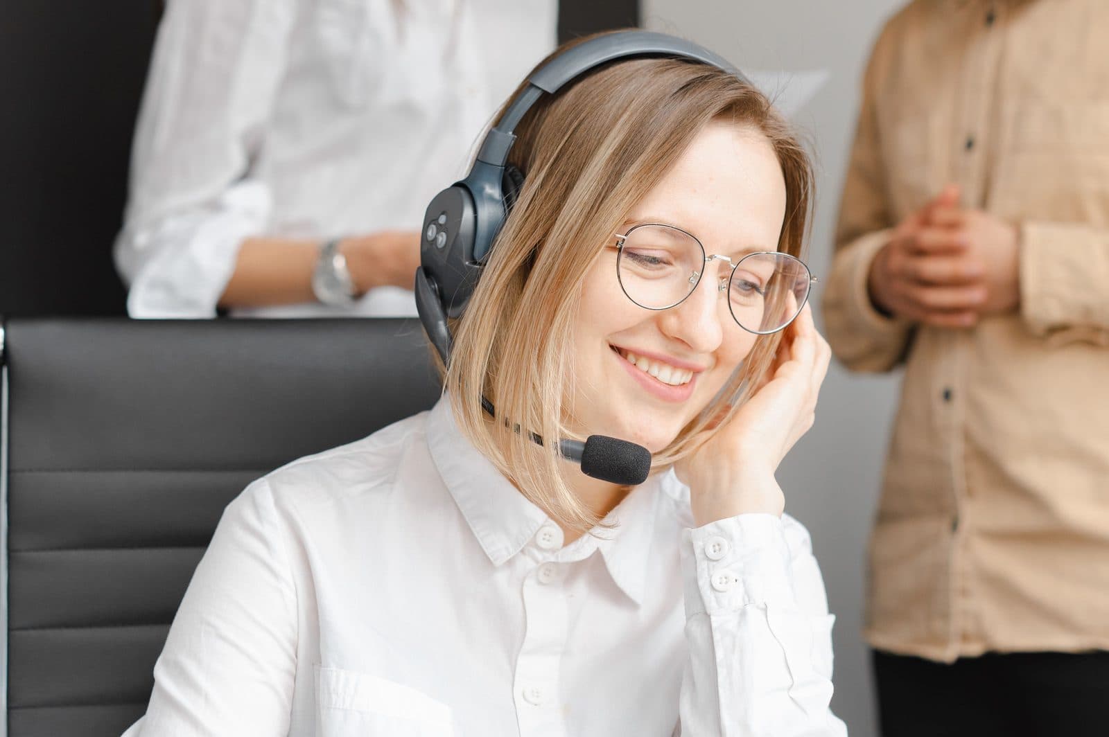 Conseillère HYGIFRANCE au téléphone, à l'écoute des clients