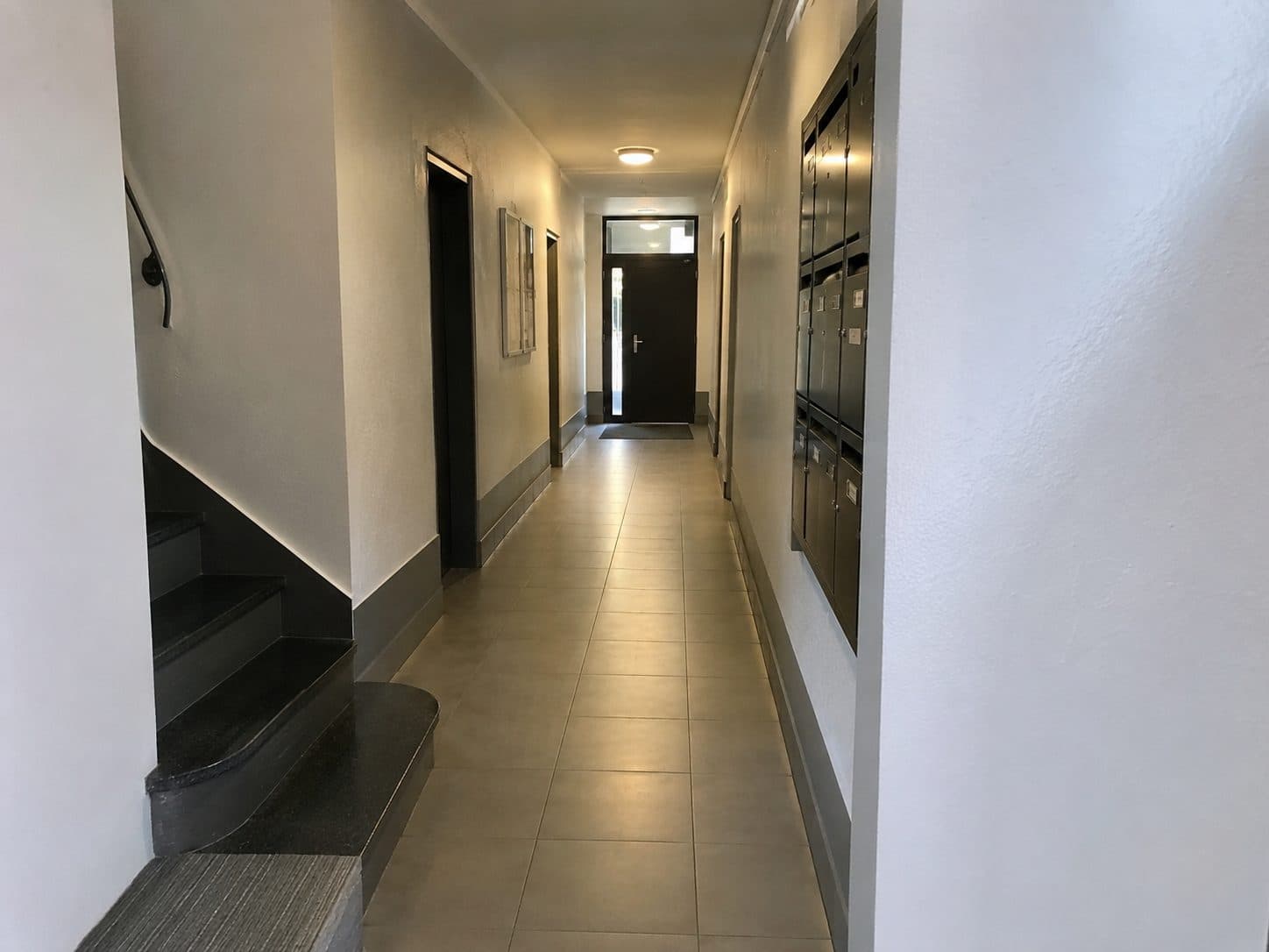 Couloir d'immeuble propre après remise en état