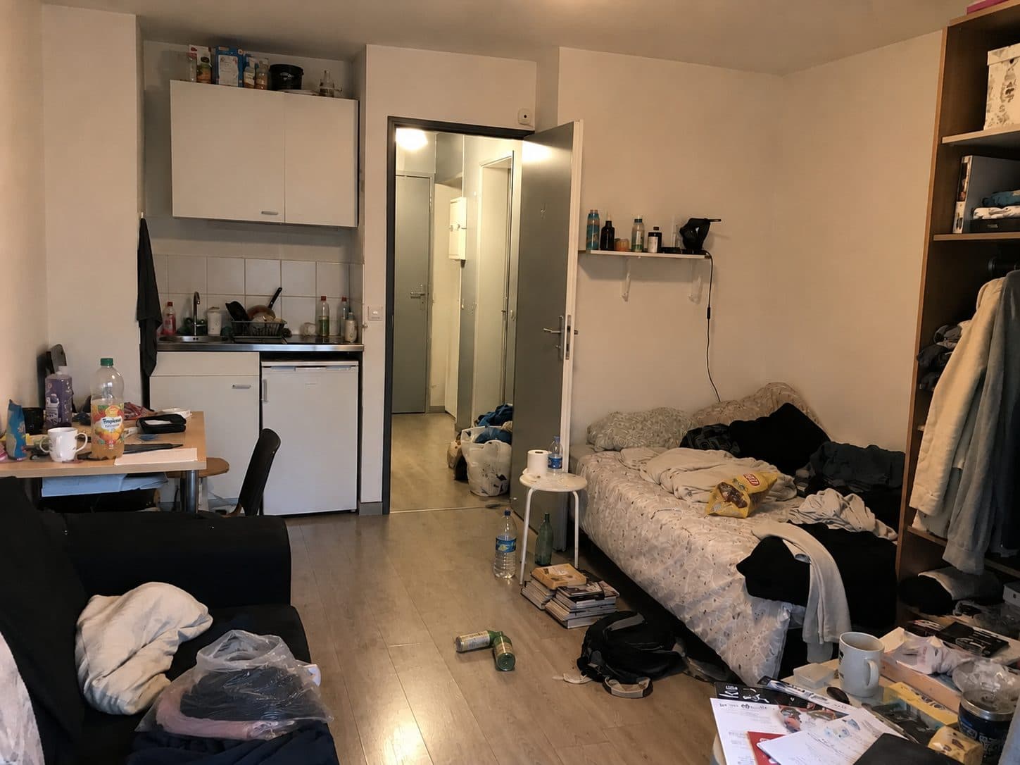 Studio encombré et insalubre avant intervention