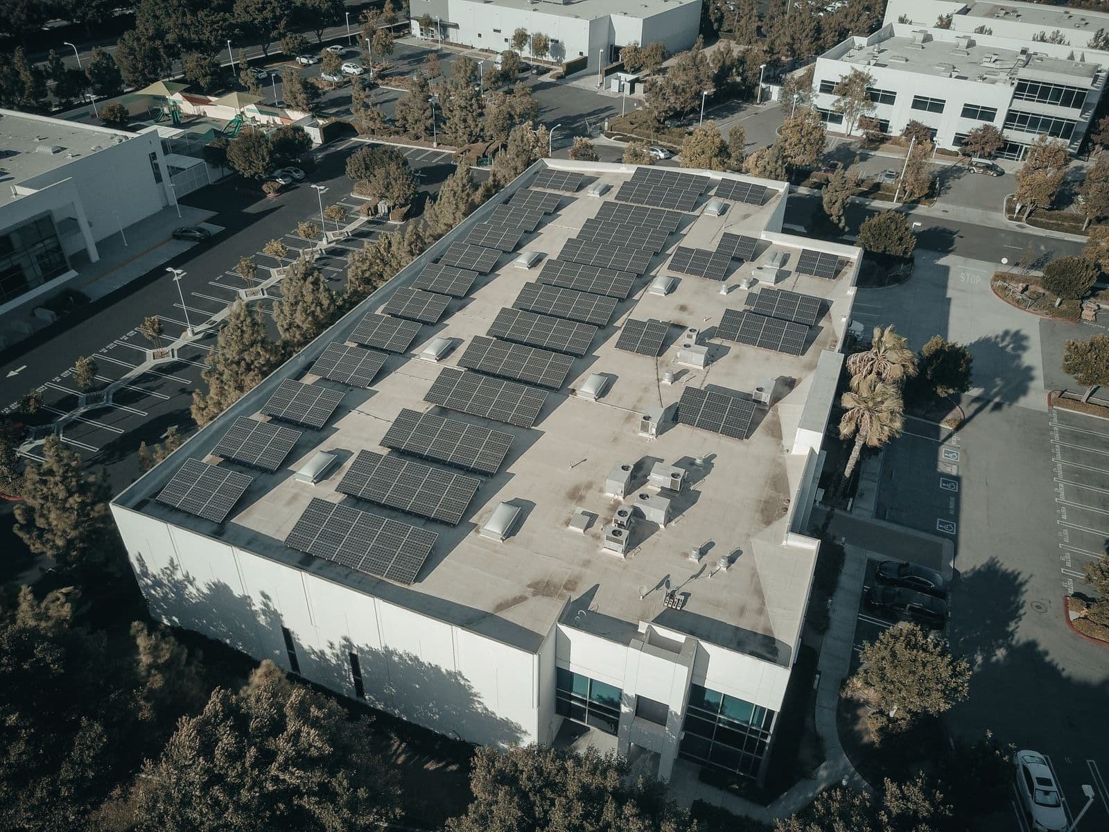 Nettoyage de panneaux solaires sur un toit
