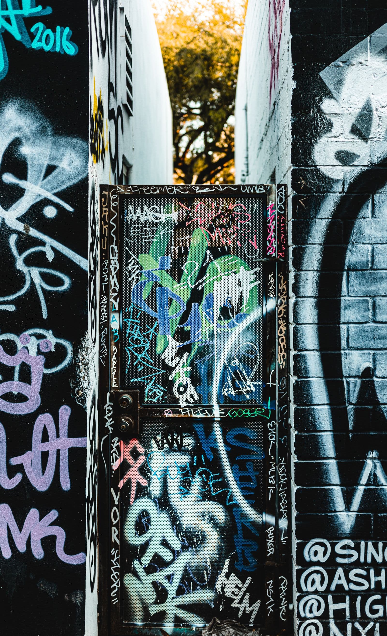 Mur couvert de graffitis à effacer